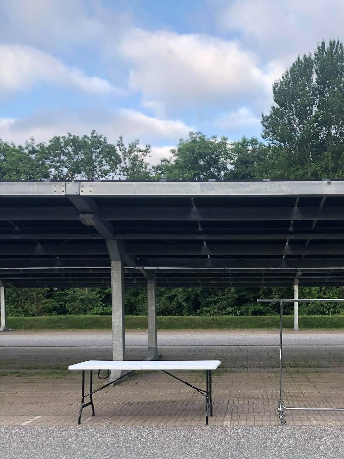 En stor overdækkede stand - borde og tøjstativ kan lejes -  EN STAND SOM DENNE KAN DU LEJE MED BORD OG STATIV FOR KUN 300 KR